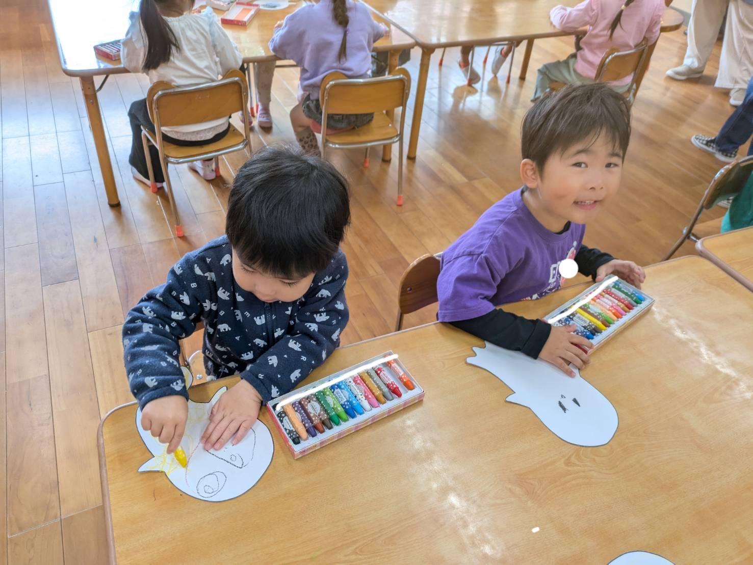 うさぎ組おばけ製作　はじき絵